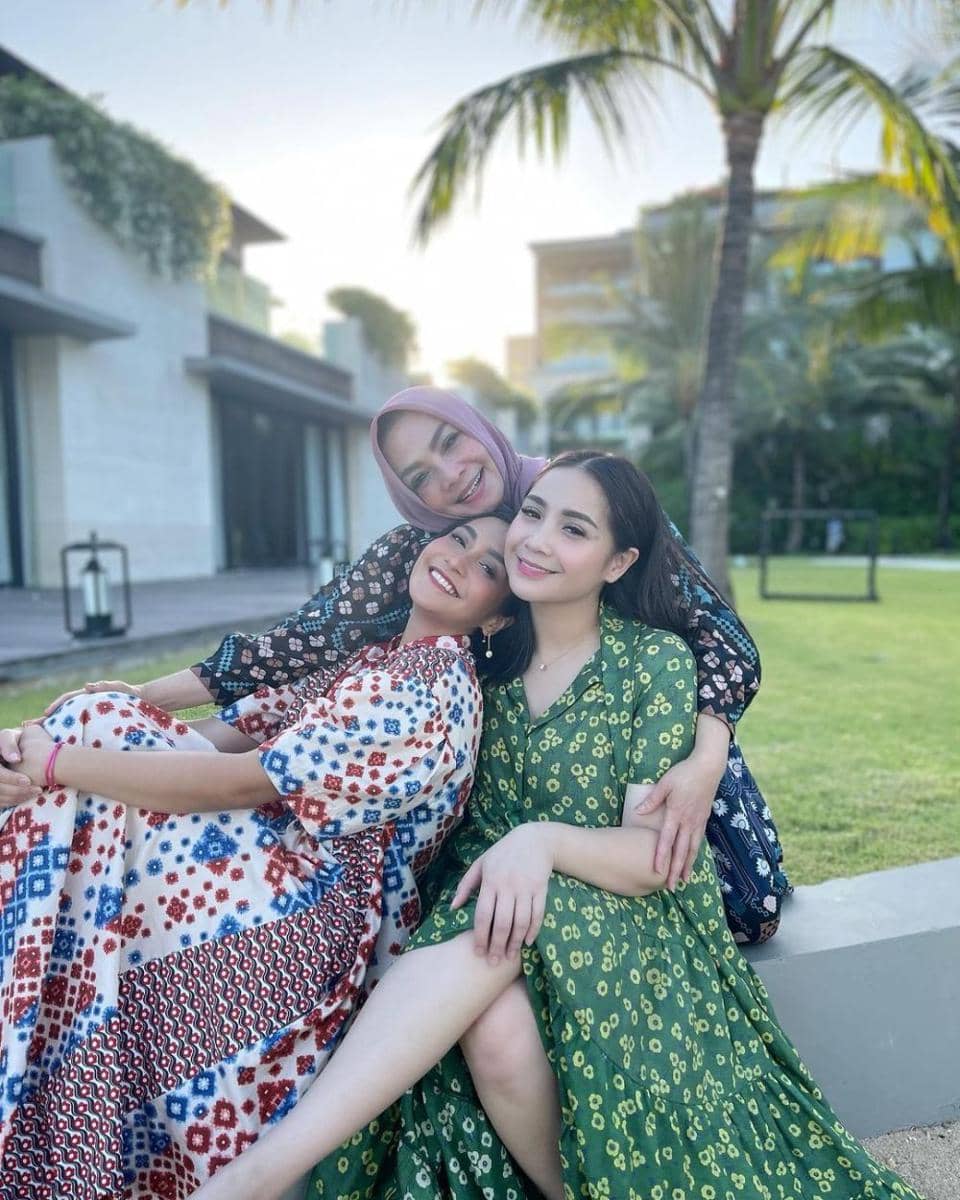 potret keluarga Nagita Slavina (instagram.com/rieta_amilia)