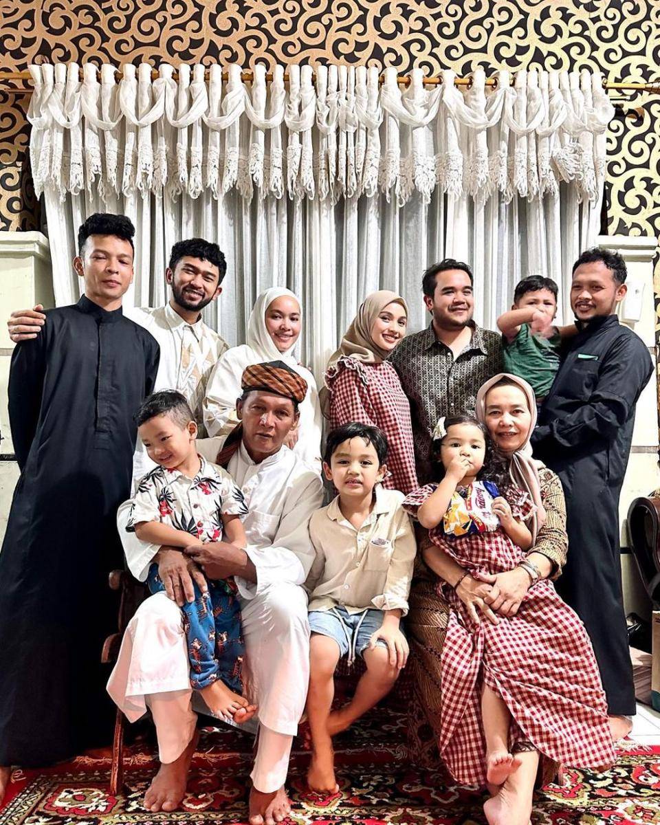 Tya Arifin Lebaran di Indonesia (instagram.com/fitriarifinfw)