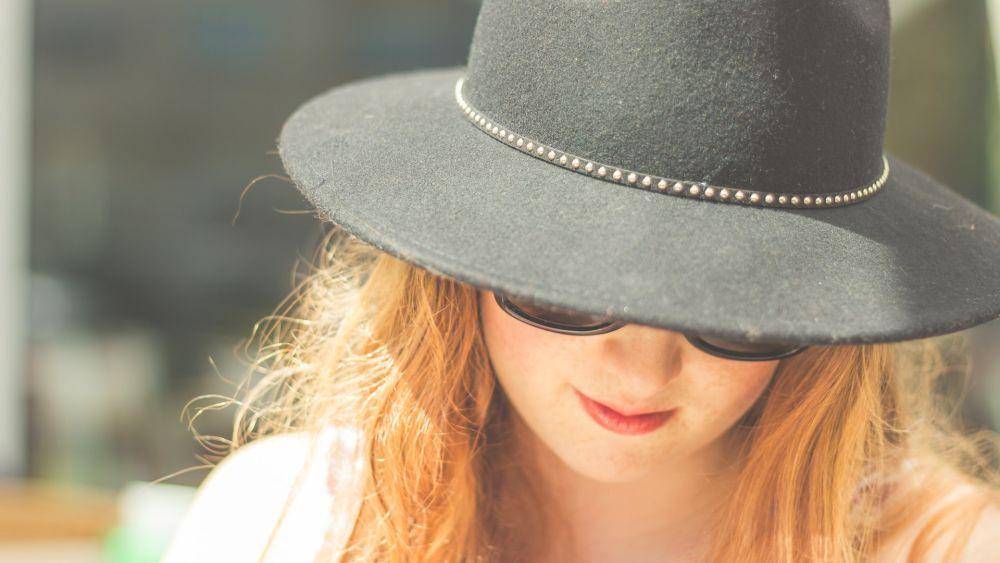 ilustrasi topi bertepi lebar (unsplash.com/Bruno Charters)