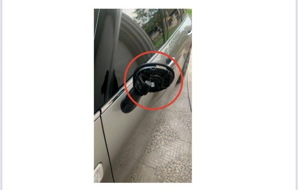 Spion mobil Mini Cooper yang diduga dirusak Aditya. (twitter/@mazzini_gsp)
