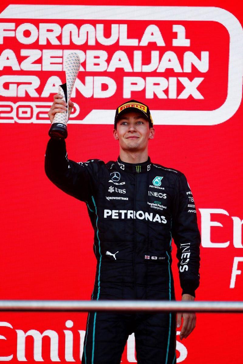 George Russell mengangkat trofi juara ketiga di GP Azerbaijan 2022. (twitter.con/Mercedes-AMG Petronas F1 Team)