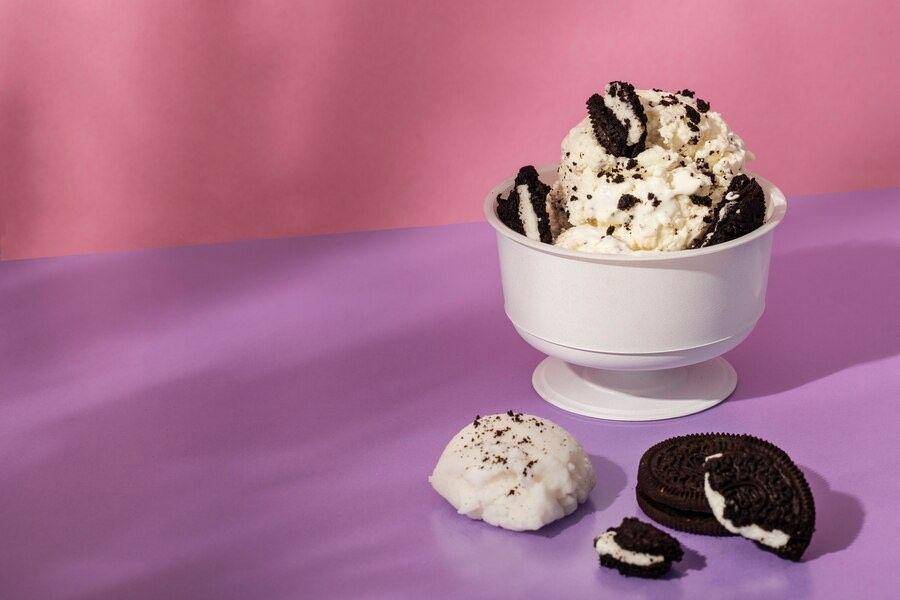 makan es krim dan minuman dingin lainnya adalah hal yang dilarang (freepik.com/freepik)