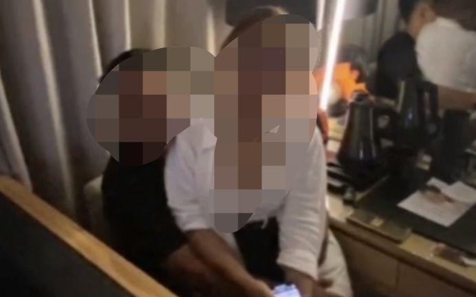 Tangkap layar foto diduga anggota DPRD sedang mangku wanita seksi di sebuah hotel. Dok Istimewa