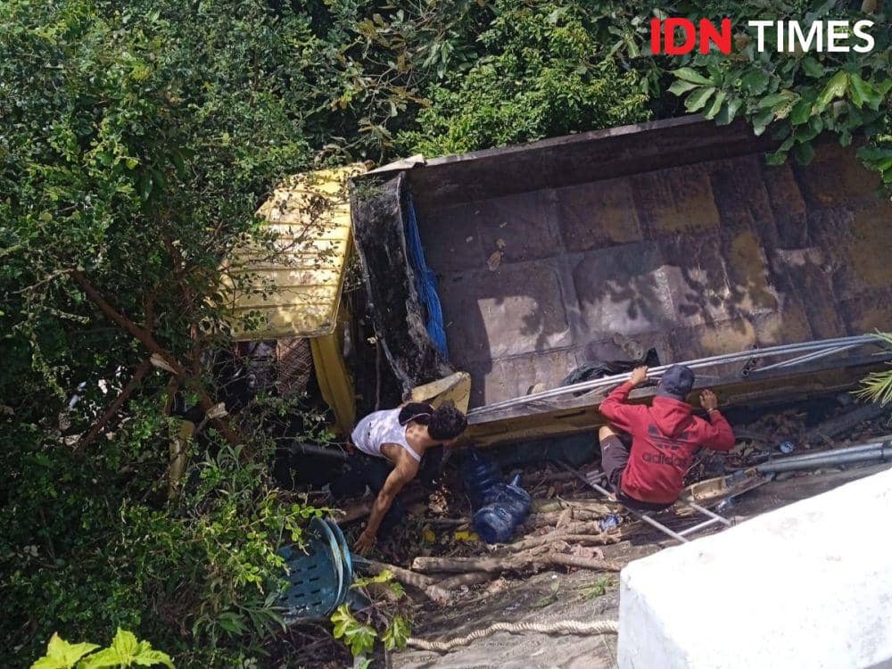 Truk masuk jurang di kawasan Bukit Lamreh, Kecamatan Mesjid Raya, Kabupaten Aceh Besar, Aceh. (Dokumentasi BPBD Aceh Besar untuk IDN Times)