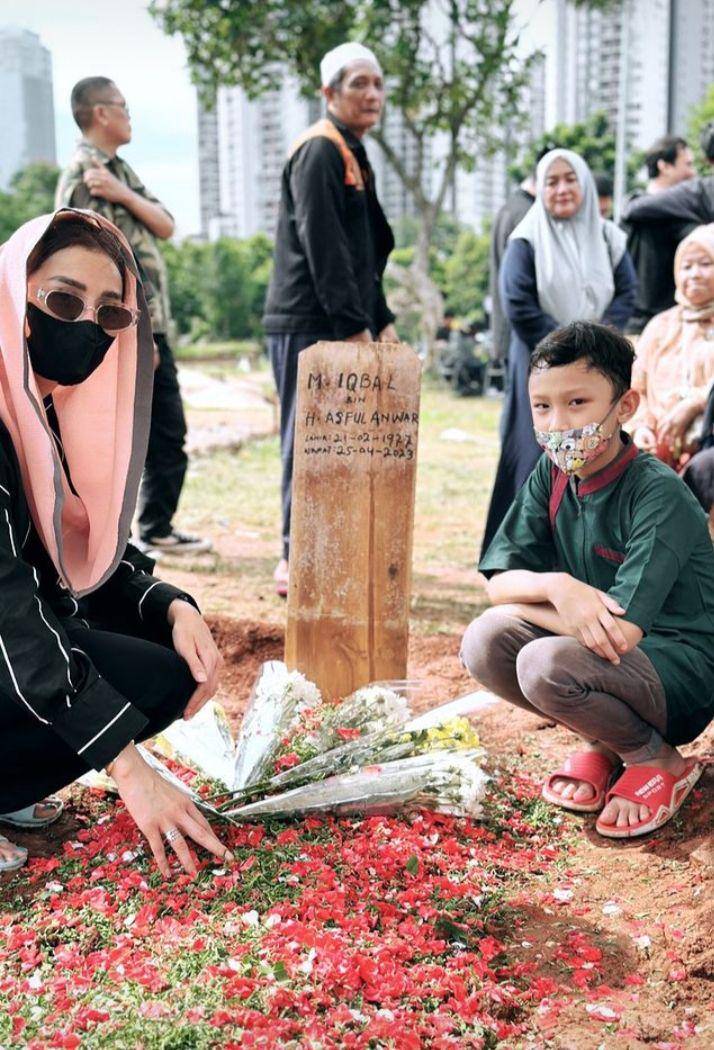 potret pemakaman Iqbal Pakula (instagram.com/andiezlanuite.dj)