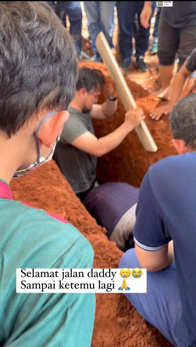 potret pemakaman Iqbal Pakula (instagram.com/andiezlanuite.dj)