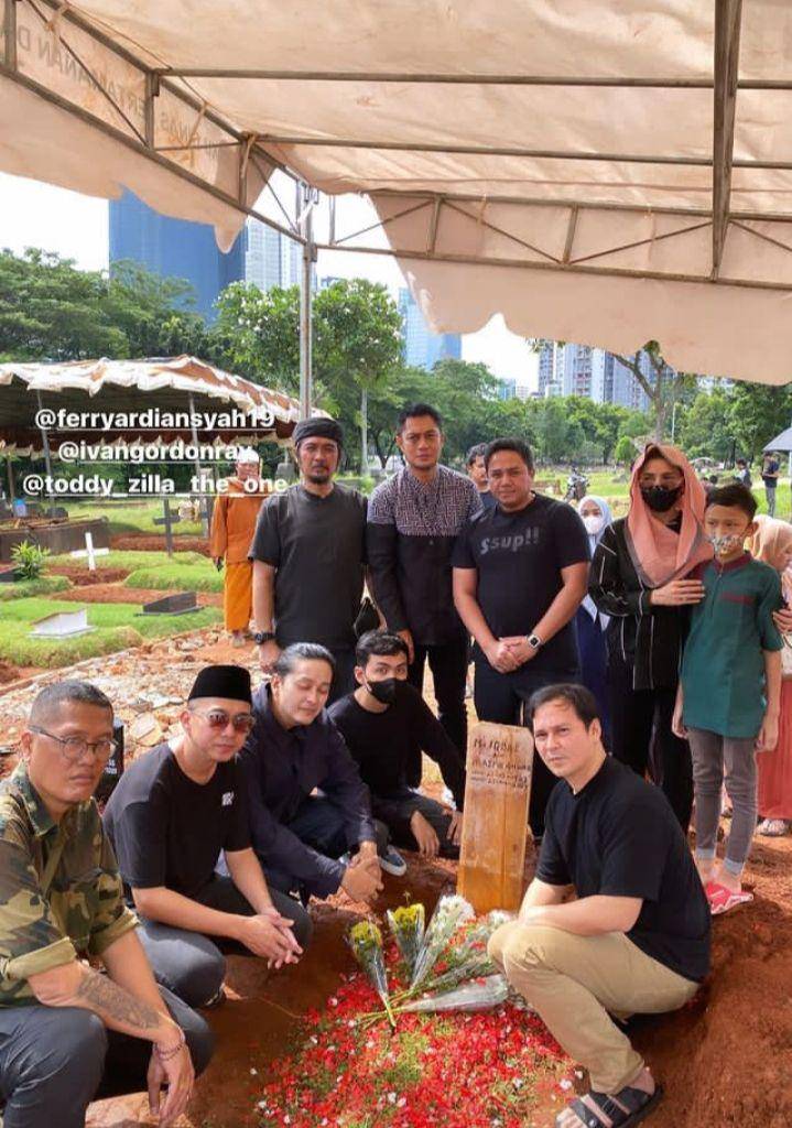 potret artis di pemakaman Iqbal Pakula (instagram.com/riocahya14)