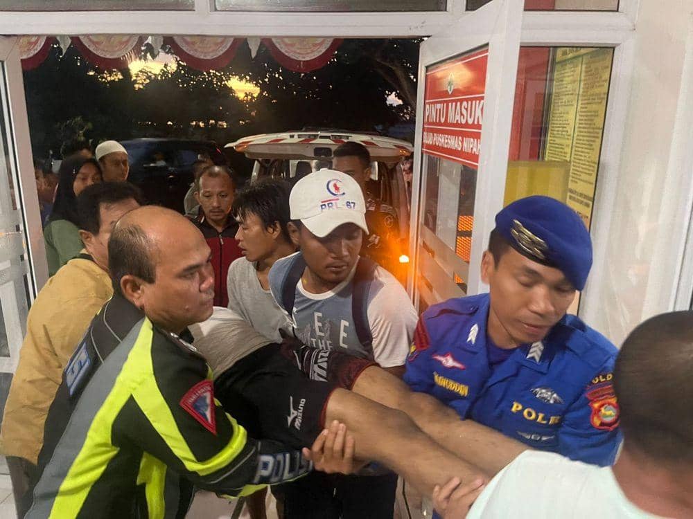 Evakuasi jenazah remaja yang meninggal terseret ombak di Pantai Setangi Lombok Utara. (dok. Polres Lombok Utara)