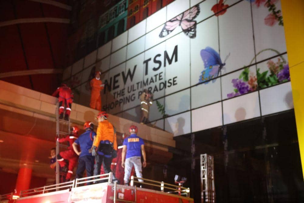 Tim pemadam kebakaran berupaya memadamkan api di gedung Trans Studio Makassar, Senin (24/4/2023). Dok. Pemkot Makassar