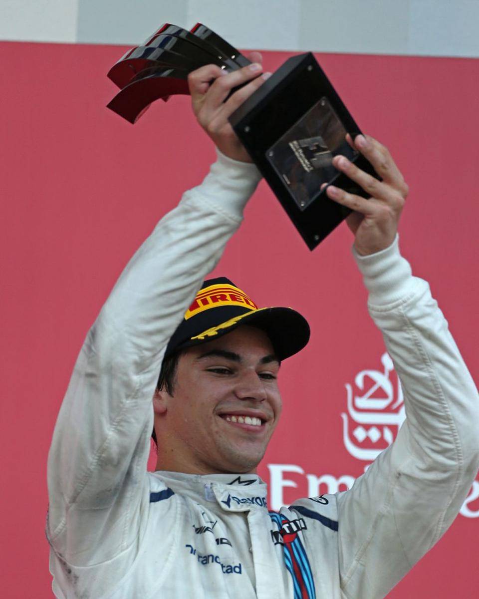 Lance Stroll mengangkat trofi juara ketiga di GP Azerbaijan 2017. (twitter.com/Williams Racing)