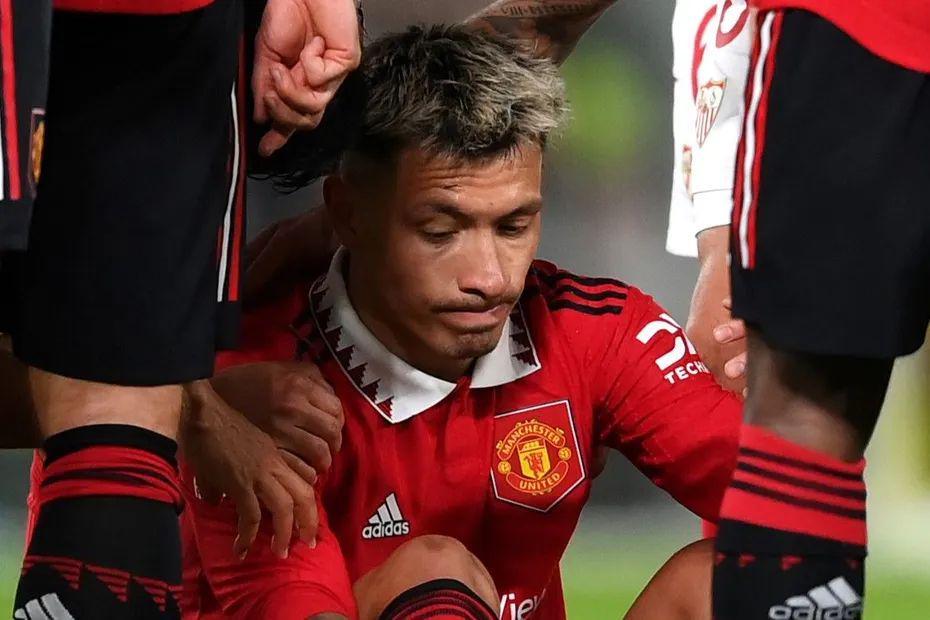Lisandro Martinez saat mengalami cedera pada pertandingan melawan Sevilla di Old Trafford (premierleague.com)
