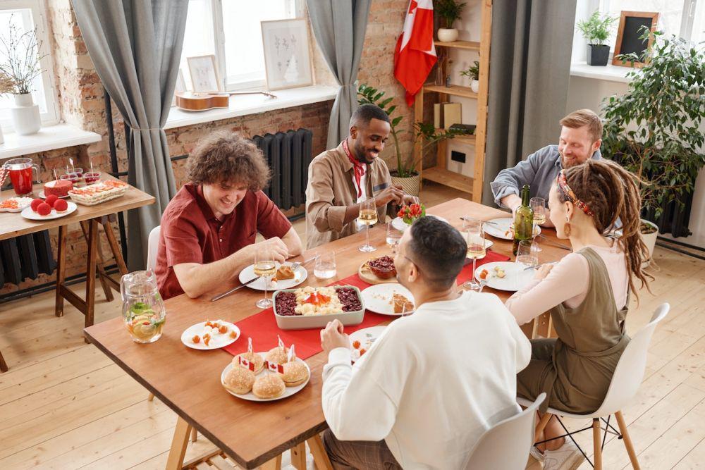 ilustrasi makan di rumah orang lain (pexels.com/Cedric Fauntleroy)