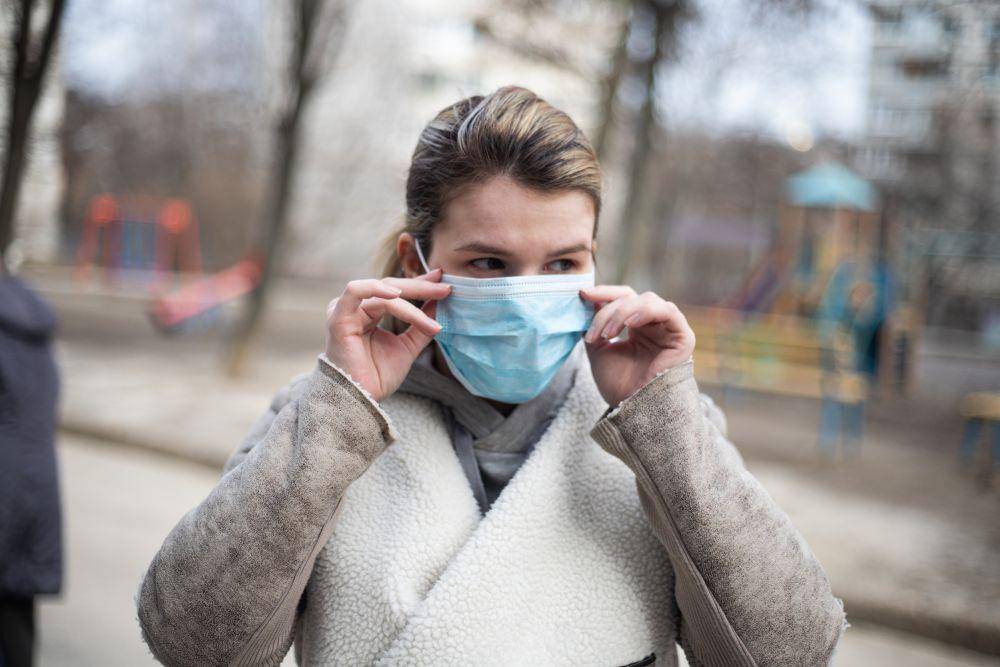 ilustrasi memakai masker di luar ruangan (pexels.com/EVG Kowalievska)