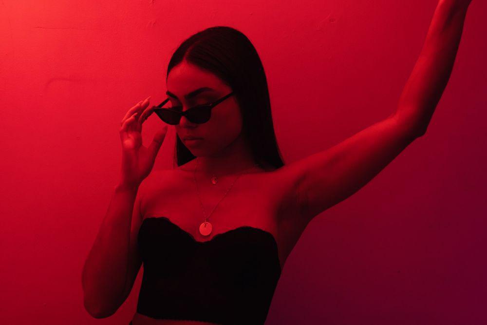 ilustrasi latar merah (pexels.com/Henry Altidor)
