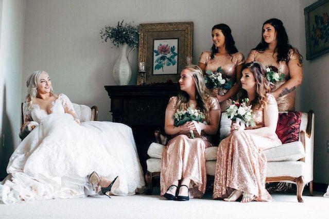 Ilustrasi wanita dan Bridesmaids (pexels.com/Kayla Renee)