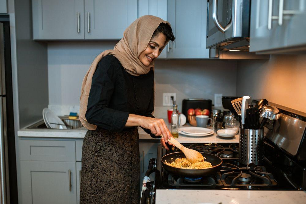ilustrasi ibu memasak (pexels.com/RODNAE Productions)
