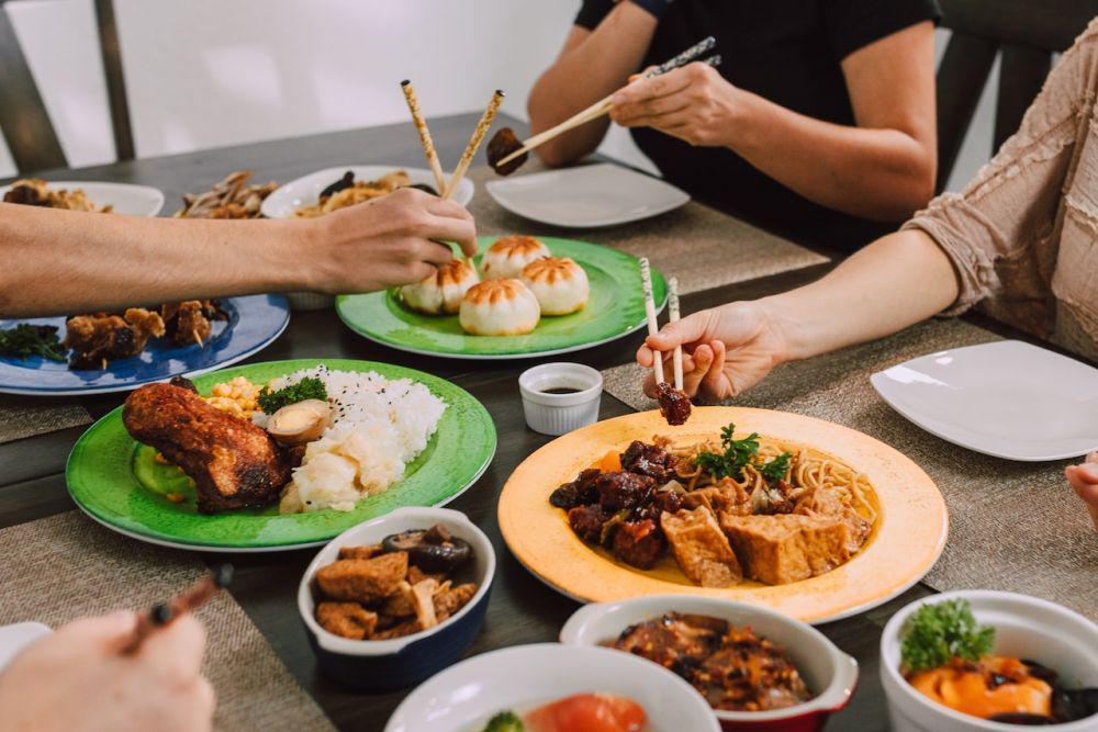 ilustrasi makan bersama (pexels.com/RODNAE Productions)