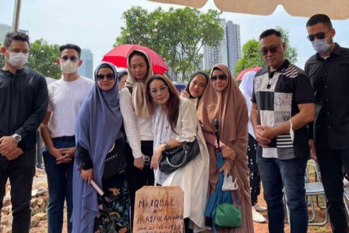 10 Potret Artis Hadiri Pemakaman Iqbal Pakula, Ada Pemain Cinta Fitri