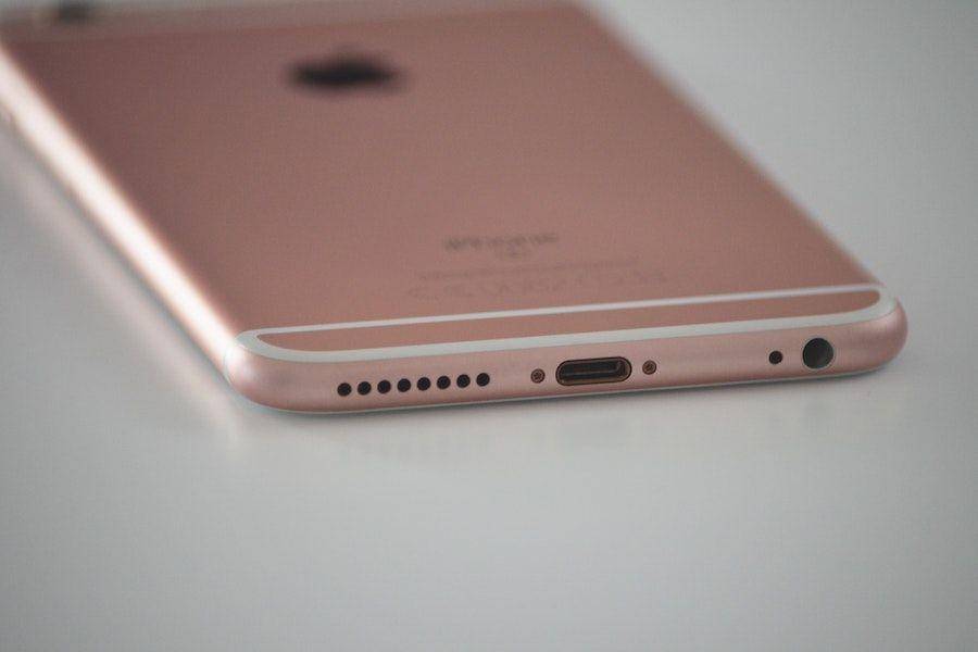 ilustrasi iPhone lawas (pexels.com/John Tekeridis)