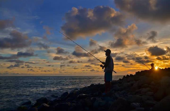 potret orang mancing di Pantai Logending (instagram.com/gunk96)