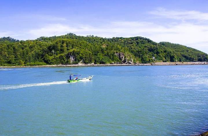 potret nelayan di Pantai Logending (instagram.com/hendri.rw)