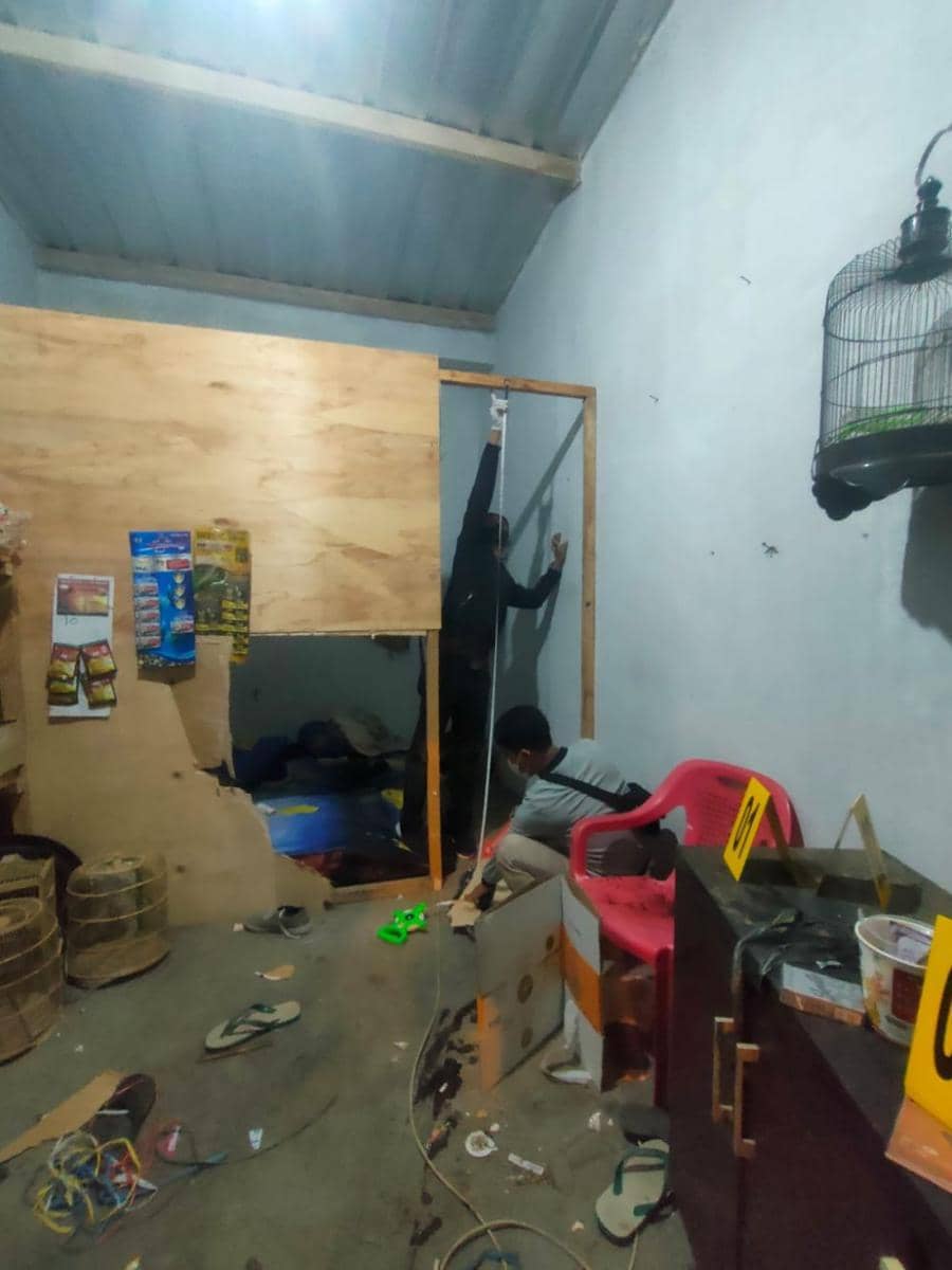 Petugas mendatangi tempat kejadian perkara dan olah TKP kasus warga gantung diri di ruko kontraka Dusun Blitar Pekon Patoman Kecamatan Pagelaran Kabupaten Pringsewu, Senin (24/4/2023) malam. (Dok. Polres Pringsewu).
