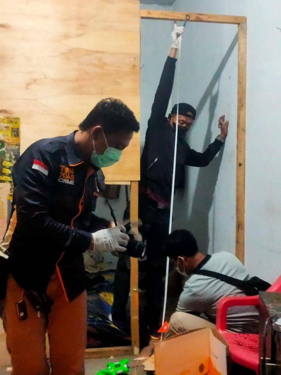 Petugas mendatangi tempat kejadian perkara dan olah TKP kasus warga gantung diri di ruko kontraka Dusun Blitar Pekon Patoman Kecamatan Pagelaran Kabupaten Pringsewu, Senin (24/4/2023) malam. (Dok. Polres Pringsewu).
