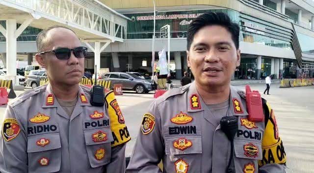Kapolres Lampung Selatan AKBP Edwin (kanan) dan Kepala KSKP AKP Ridho Rafika memberika keterangan kepada awak media, Selasa (25/4/2023). (IDN Times/Tangkapan Layar).