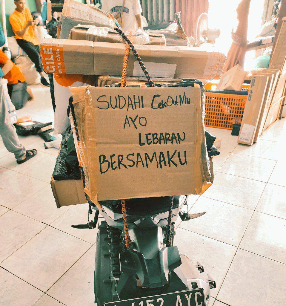 kurir antar paket pas Lebaran (twitter.com/txtdrikurir)