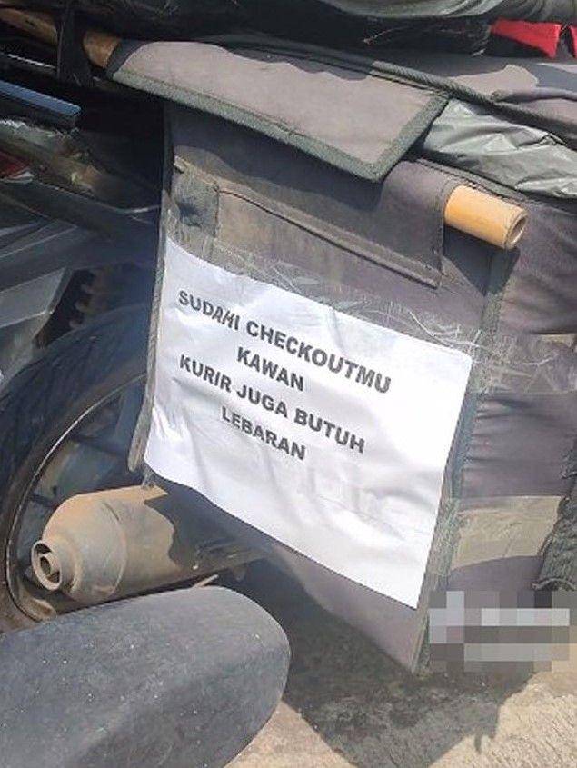kurir antar paket pas Lebaran (twitter.com/txtdrikurir)