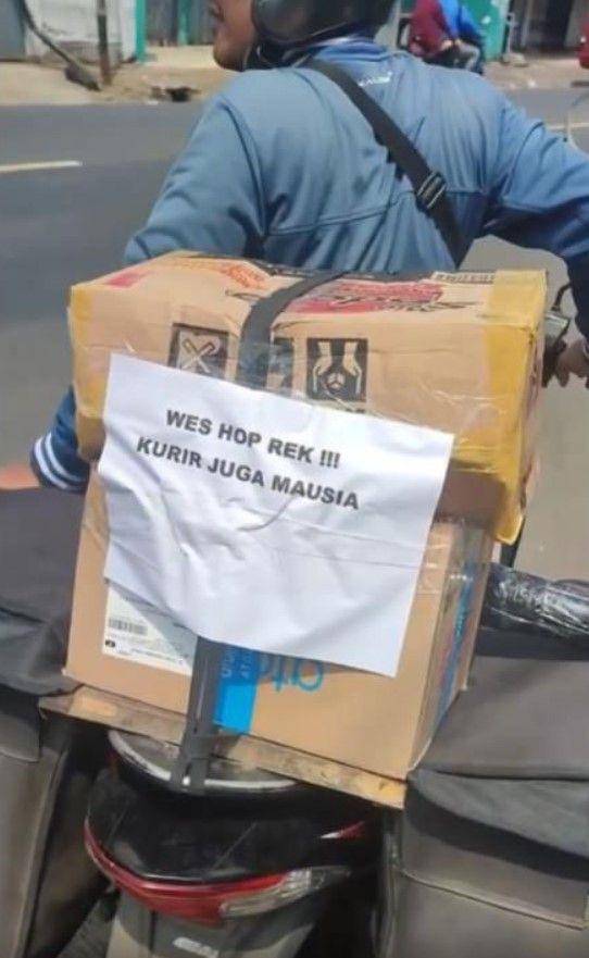 kurir antar paket pas Lebaran (twitter.com/txtdrikurir)