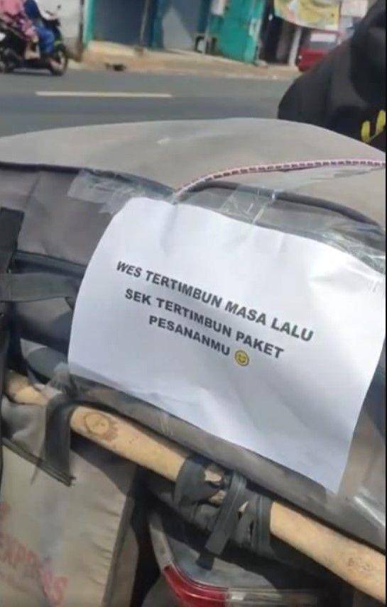 kurir antar paket pas Lebaran (twitter.com/txtdrikurir)