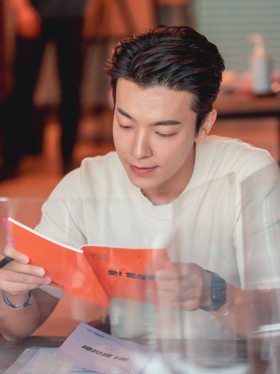Donghae di pembacaan naskah drama Oh! Young Sim (twitter.com/@Eunhae0404_1510)