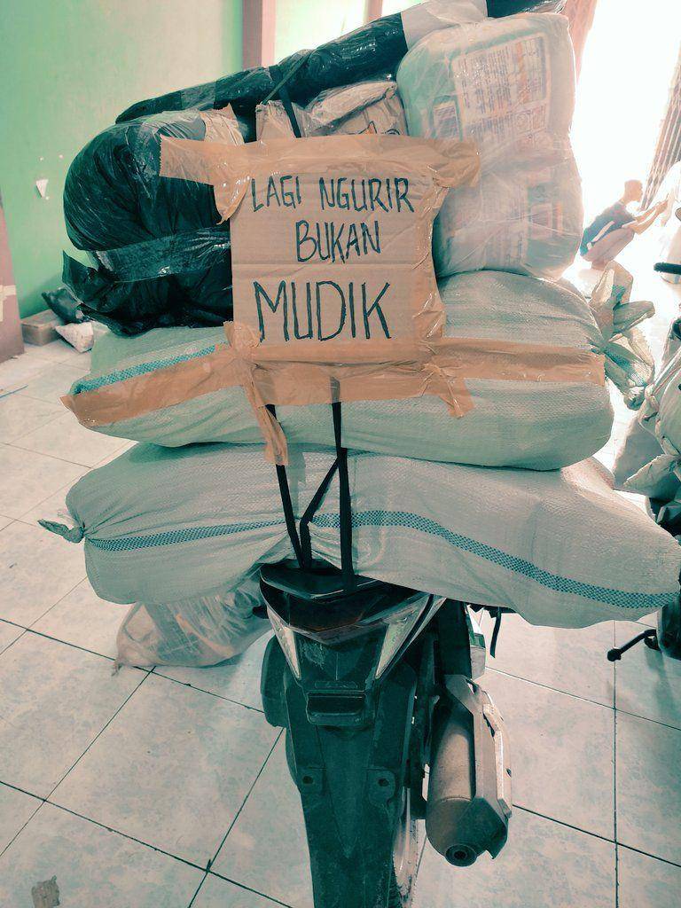 kurir antar paket pas Lebaran (twitter.com/txtdrikurir)