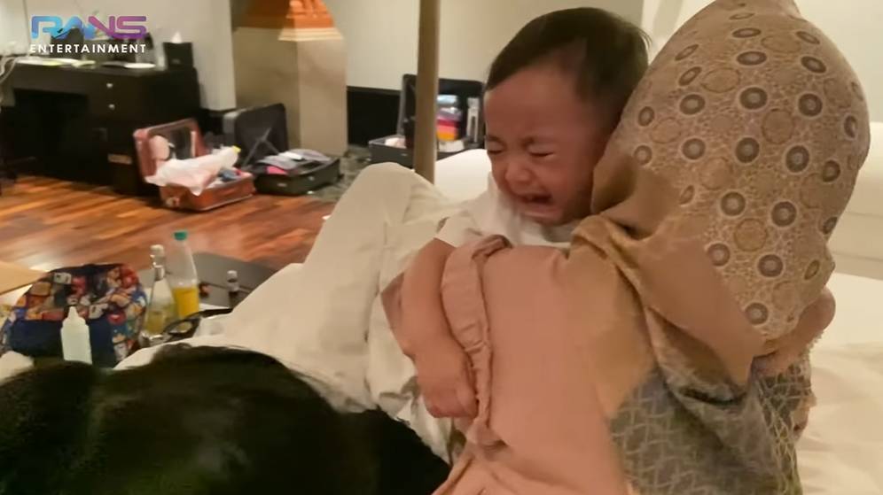 Rayyanza nangis lihat kaki Sus Rini terkilir (YouTube.com/Rans Entertainment)