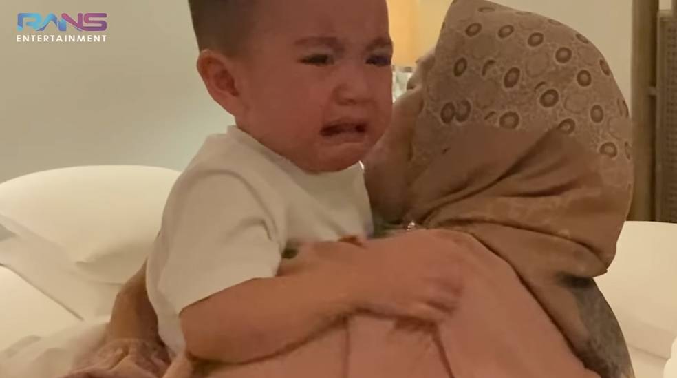Rayyanza nangis lihat kaki Sus Rini terkilir (YouTube.com/Rans Entertainment)