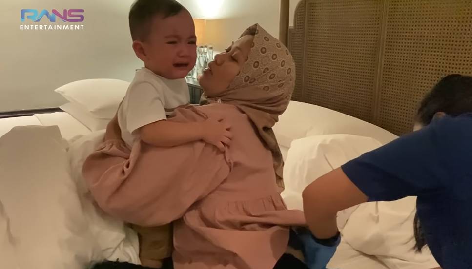 Rayyanza nangis lihat kaki Sus Rini terkilir (YouTube.com/Rans Entertainment)