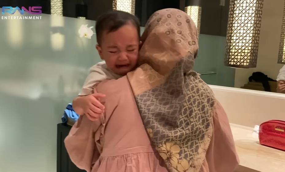 Rayyanza nangis lihat kaki Sus Rini terkilir (YouTube.com/Rans Entertainment)