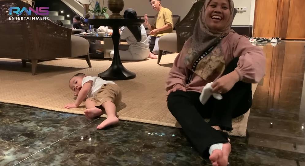 Rayyanza nangis lihat kaki Sus Rini terkilir (YouTube.com/Rans Entertainment)