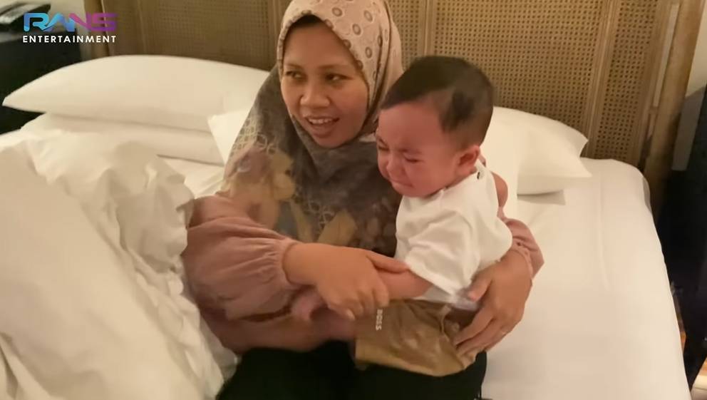Rayyanza nangis lihat kaki Sus Rini terkilir (YouTube.com/Rans Entertainment)