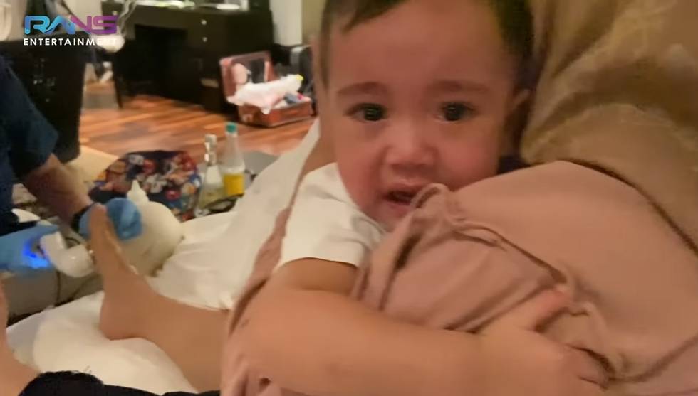 Rayyanza nangis lihat kaki Sus Rini terkilir (YouTube.com/Rans Entertainment)