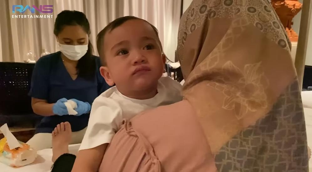 10 Potret Cipung Nangis Kejer saat Kaki Sus Rini Diurut, Gak Tega