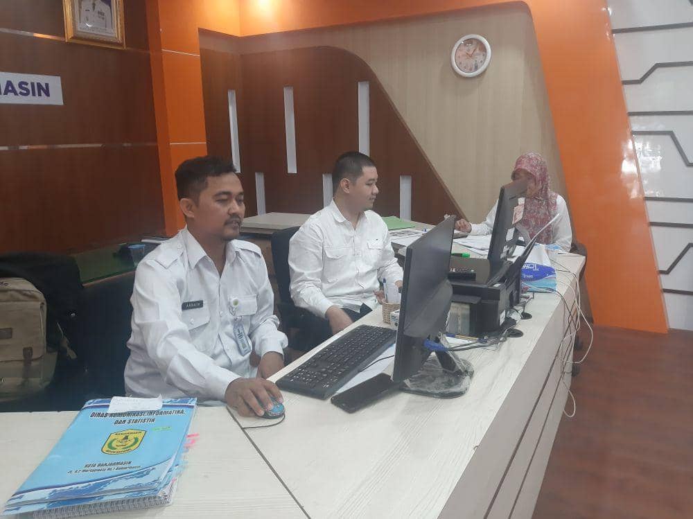 Monitoring aduan masyarakat oleh Diskominfotik Kota Banjarmasin.