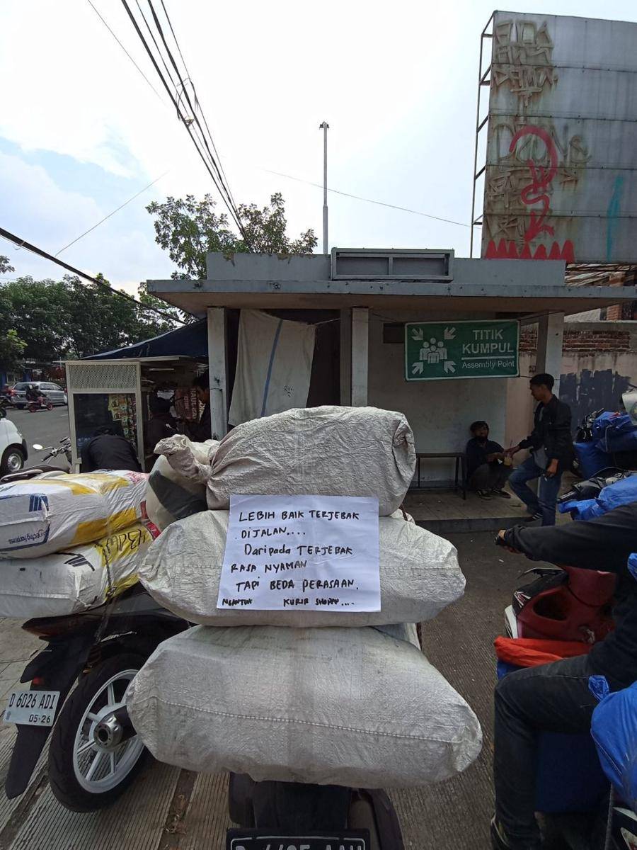 kurir antar paket pas Lebaran (twitter.com/txtdrikurir)
