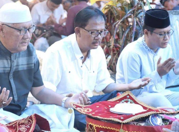 Bupari Pesibar, Agus sedang berdoa dalam acara Ngejalang Balak. (IDN Times/Istimewa)