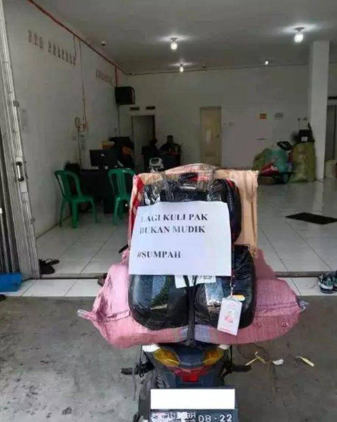 kurir antar paket pas Lebaran (twitter.com/txtdrikurir)
