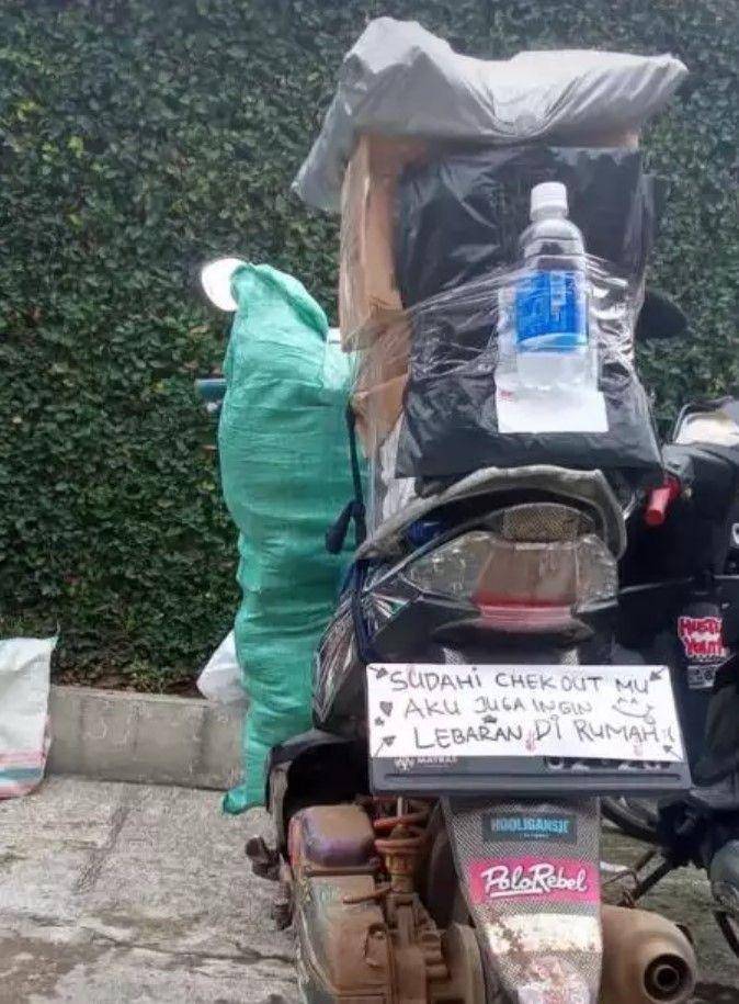 kurir antar paket pas Lebaran (twitter.com/txtdrikurir)