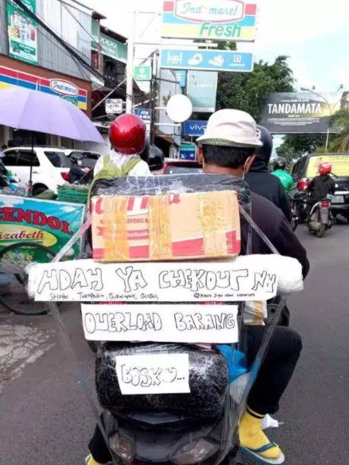 kurir antar paket pas Lebaran (twitter.com/txtdrikurir)
