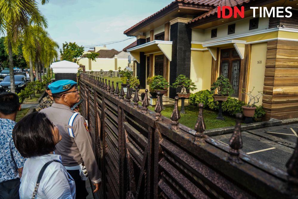 Rumah AKBP Achiruddin, ayah Aditya Hasibuan tersangka penganiayaan terhadap KA digeledah personel Polda Sumut, Rabu (26/4/2023) petang. (IDN Times/Prayugo Utomo)