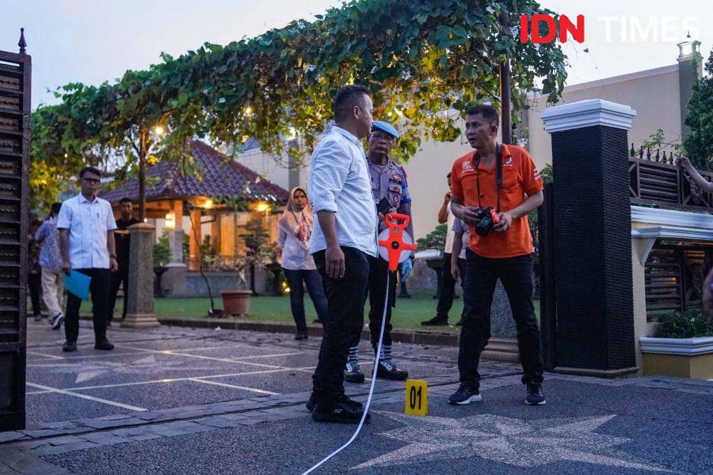 Polisi melakukan penggambaran sketsa TKP penganiaayaan KA oleh Aditya Hasibuan di depan rumah AKBP Achiruddin. (Prayugo Utomo/IDN Times)